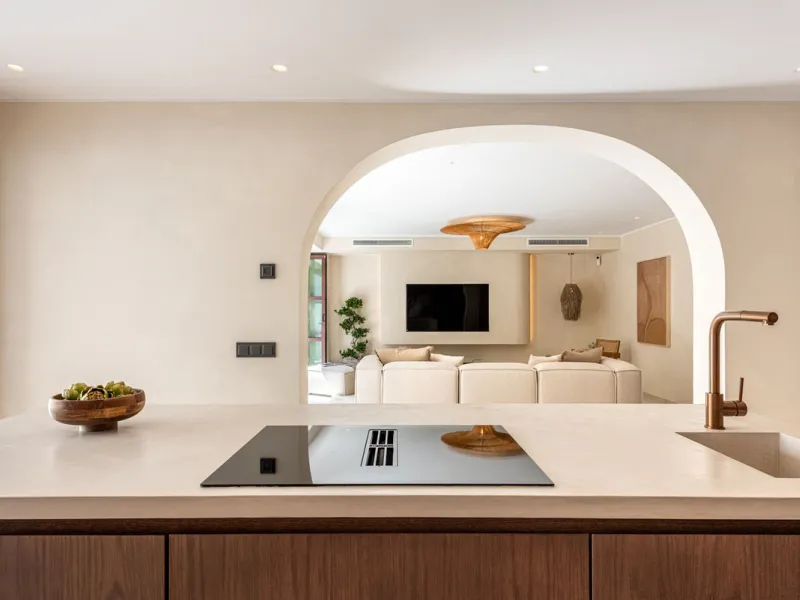 A fully renovated and exceptional townhouse located in the charming and highly sought-after community of La Virginia, on Marbella's prestigious Golden Mile.