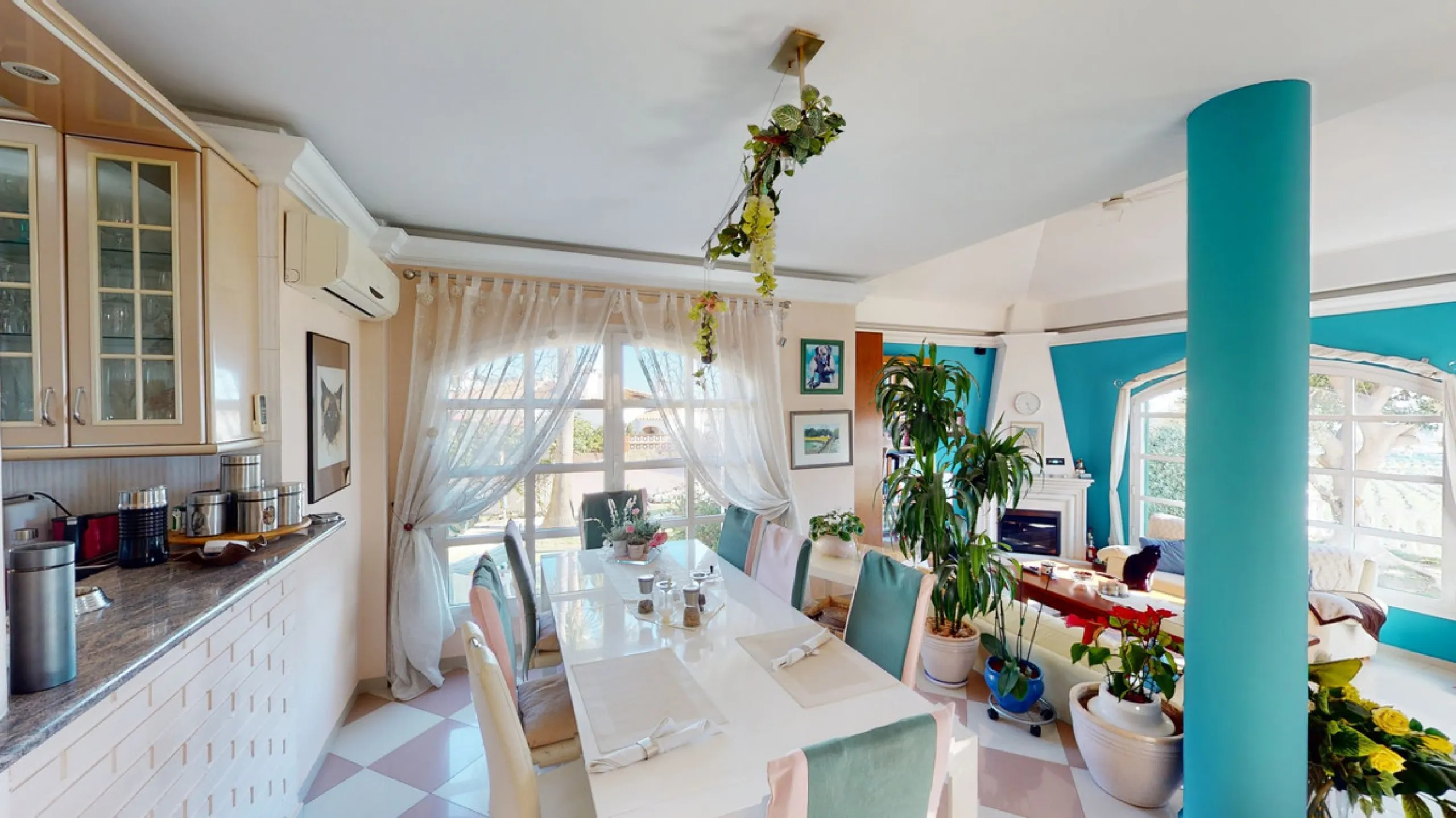 Have you always dreamed of a large, stately home with space for the whole family? Then we have the perfect property for you. This villa of about 500m2 is divided into two semi-detached houses. Two residential units with their own entrances and five levels