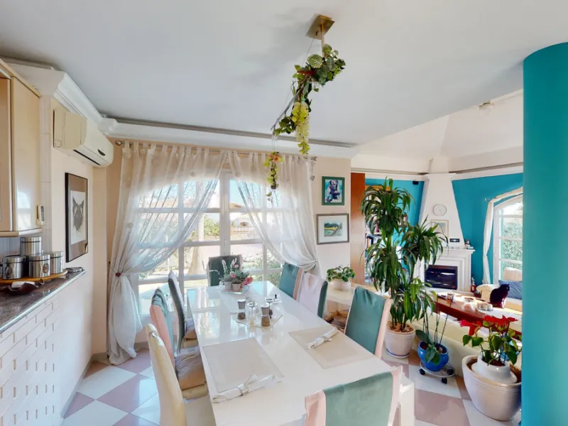 Have you always dreamed of a large, stately home with space for the whole family? Then we have the perfect property for you. This villa of about 500m2 is divided into two semi-detached houses. Two residential units with their own entrances and five levels