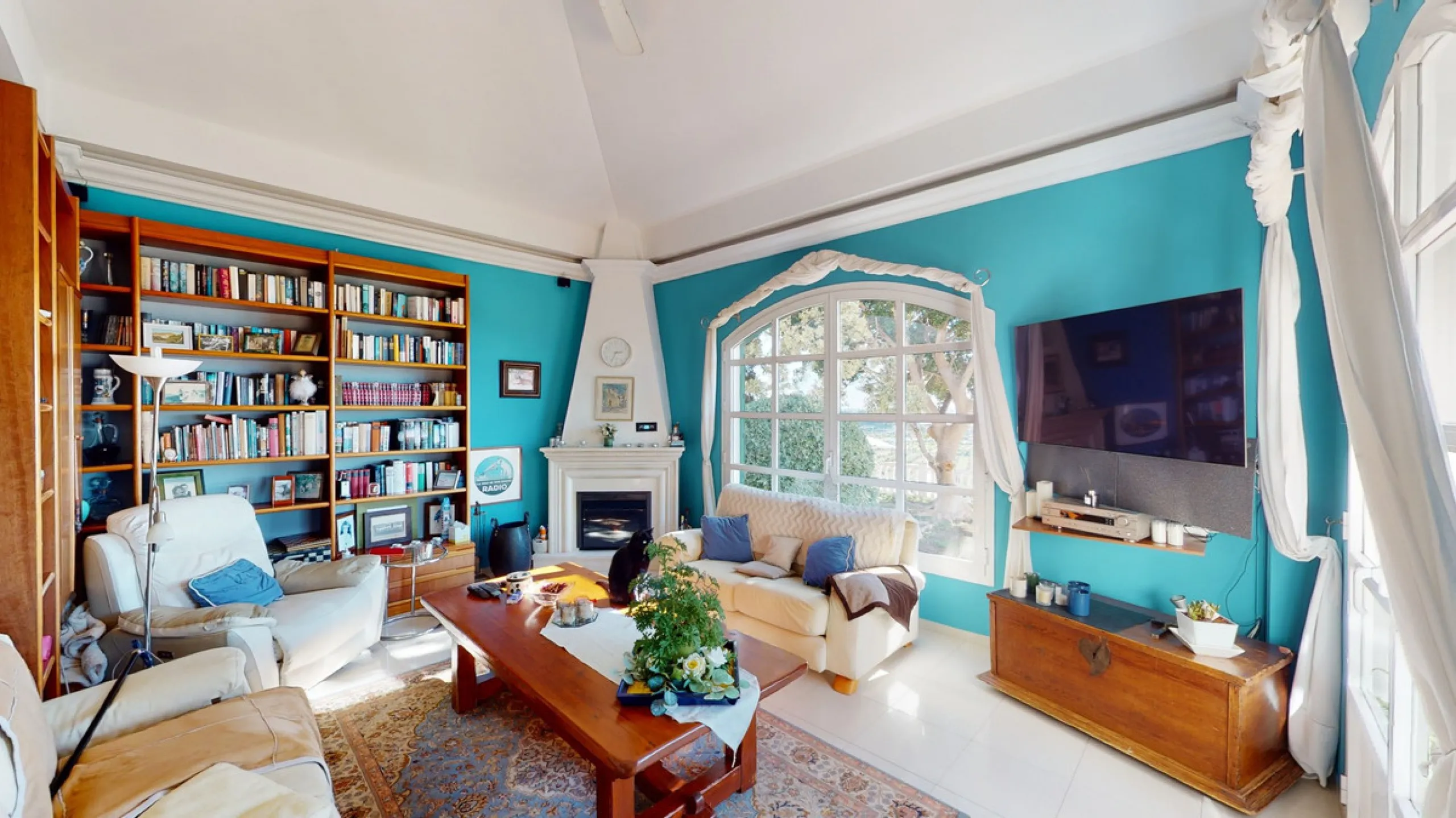 Have you always dreamed of a large, stately home with space for the whole family? Then we have the perfect property for you. This villa of about 500m2 is divided into two semi-detached houses. Two residential units with their own entrances and five levels