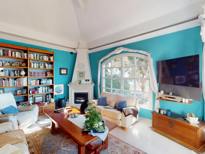 Have you always dreamed of a large, stately home with space for the whole family? Then we have the perfect property for you. This villa of about 500m2 is divided into two semi-detached houses. Two residential units with their own entrances and five levels
