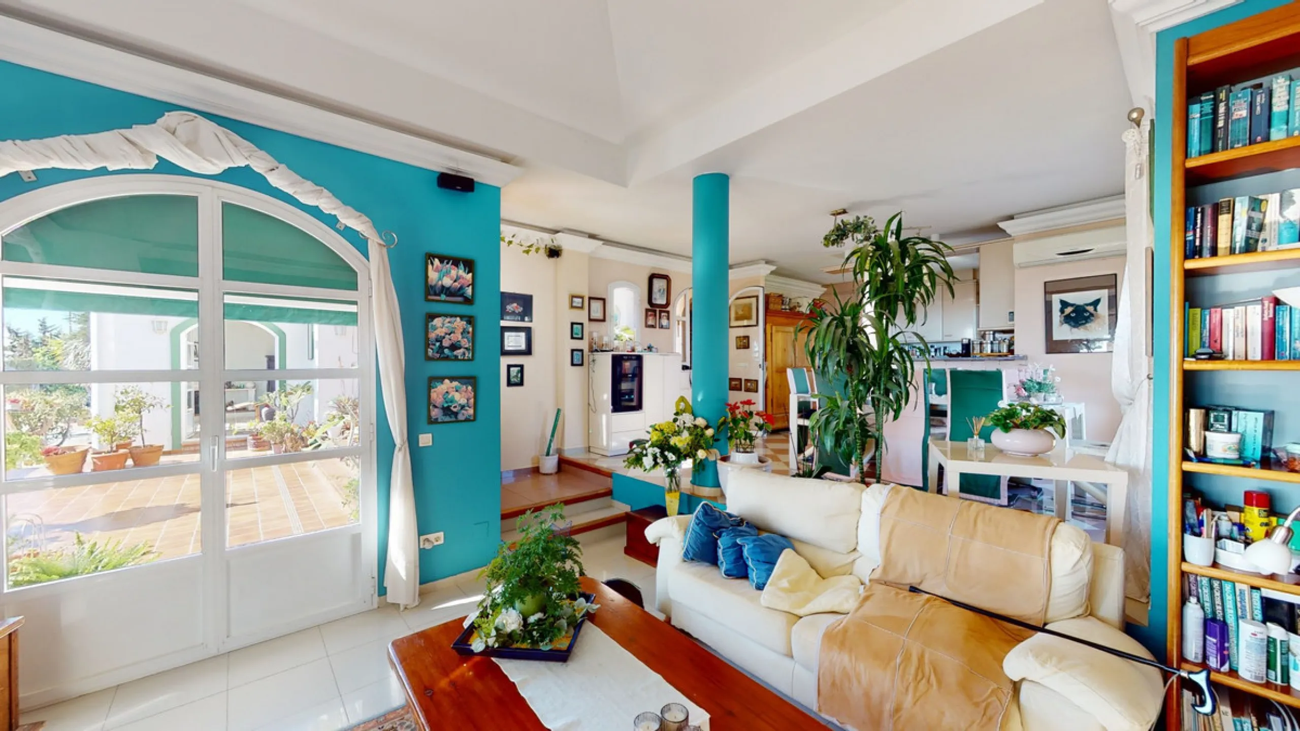 Have you always dreamed of a large, stately home with space for the whole family? Then we have the perfect property for you. This villa of about 500m2 is divided into two semi-detached houses. Two residential units with their own entrances and five levels
