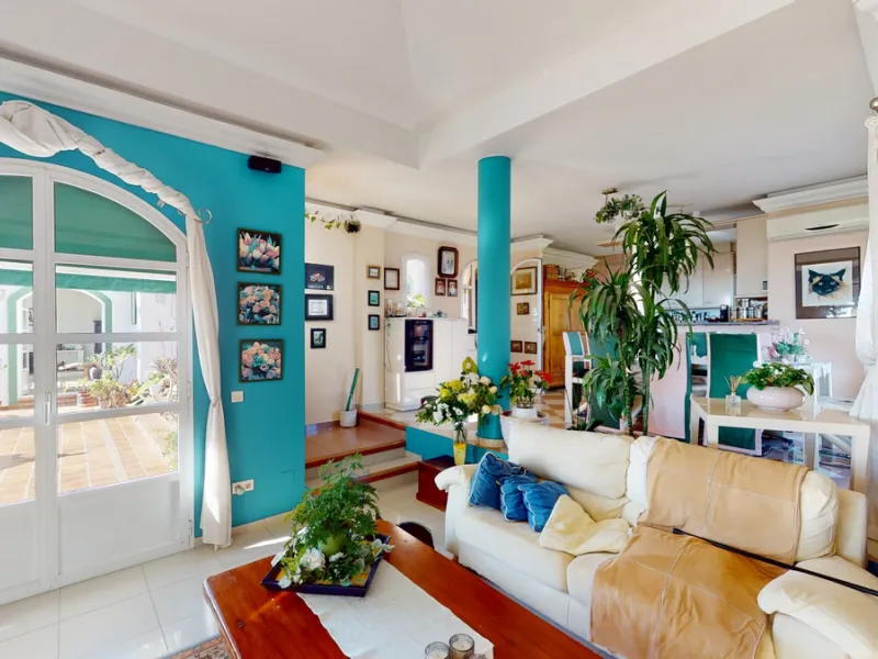 Have you always dreamed of a large, stately home with space for the whole family? Then we have the perfect property for you. This villa of about 500m2 is divided into two semi-detached houses. Two residential units with their own entrances and five levels