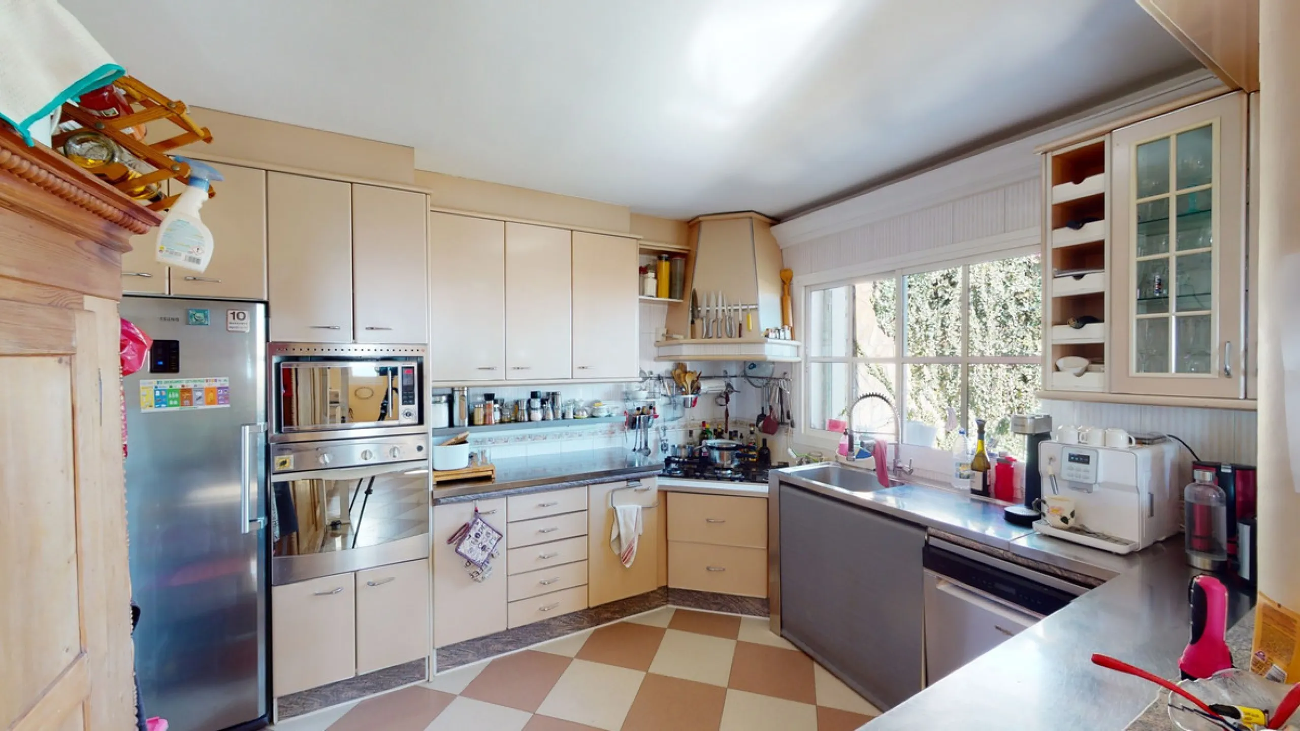 Have you always dreamed of a large, stately home with space for the whole family? Then we have the perfect property for you. This villa of about 500m2 is divided into two semi-detached houses. Two residential units with their own entrances and five levels
