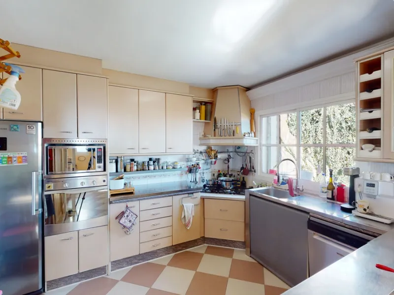 Have you always dreamed of a large, stately home with space for the whole family? Then we have the perfect property for you. This villa of about 500m2 is divided into two semi-detached houses. Two residential units with their own entrances and five levels