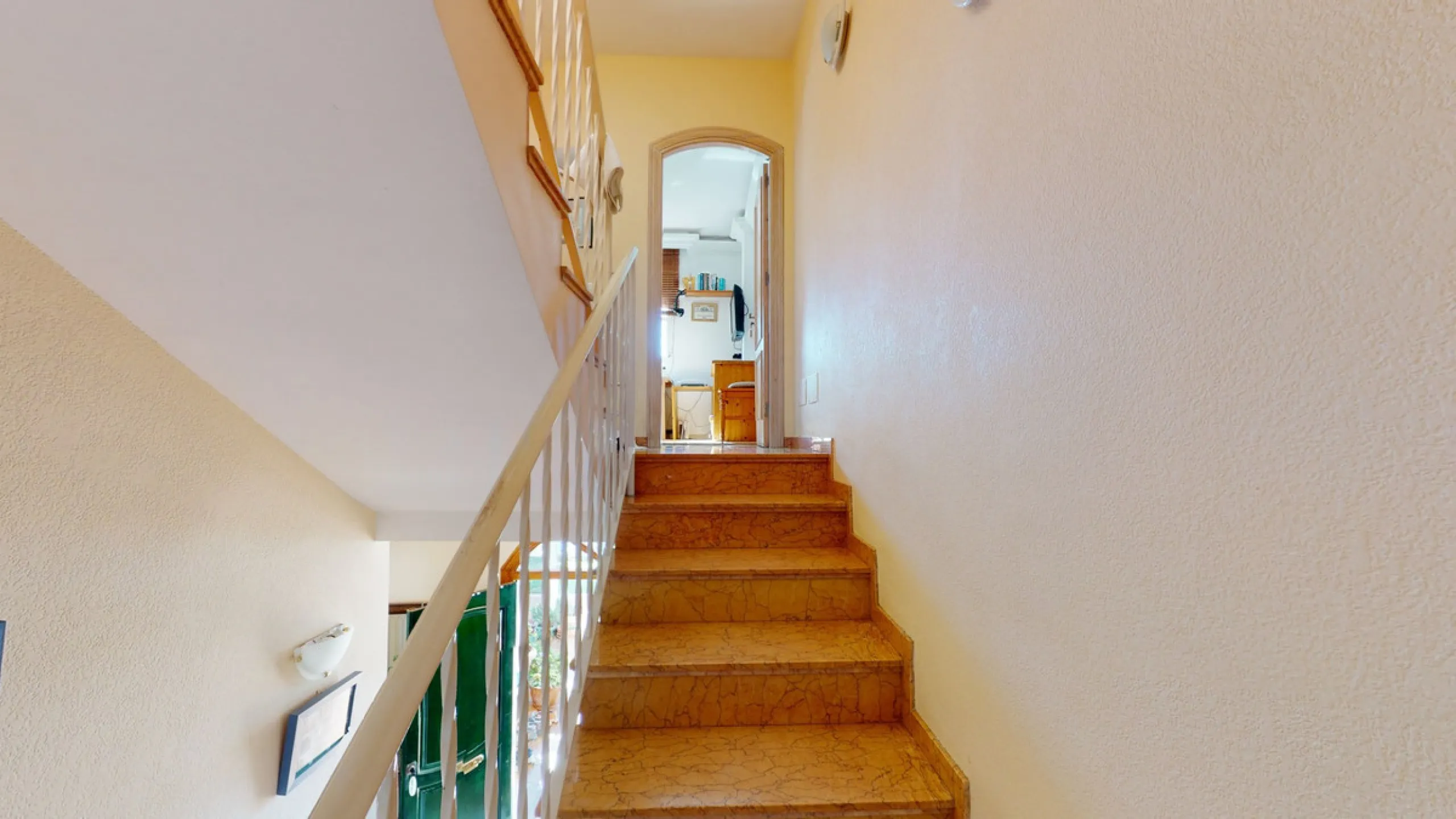 Have you always dreamed of a large, stately home with space for the whole family? Then we have the perfect property for you. This villa of about 500m2 is divided into two semi-detached houses. Two residential units with their own entrances and five levels