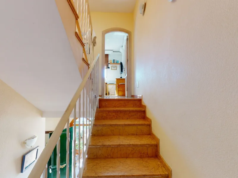 Have you always dreamed of a large, stately home with space for the whole family? Then we have the perfect property for you. This villa of about 500m2 is divided into two semi-detached houses. Two residential units with their own entrances and five levels