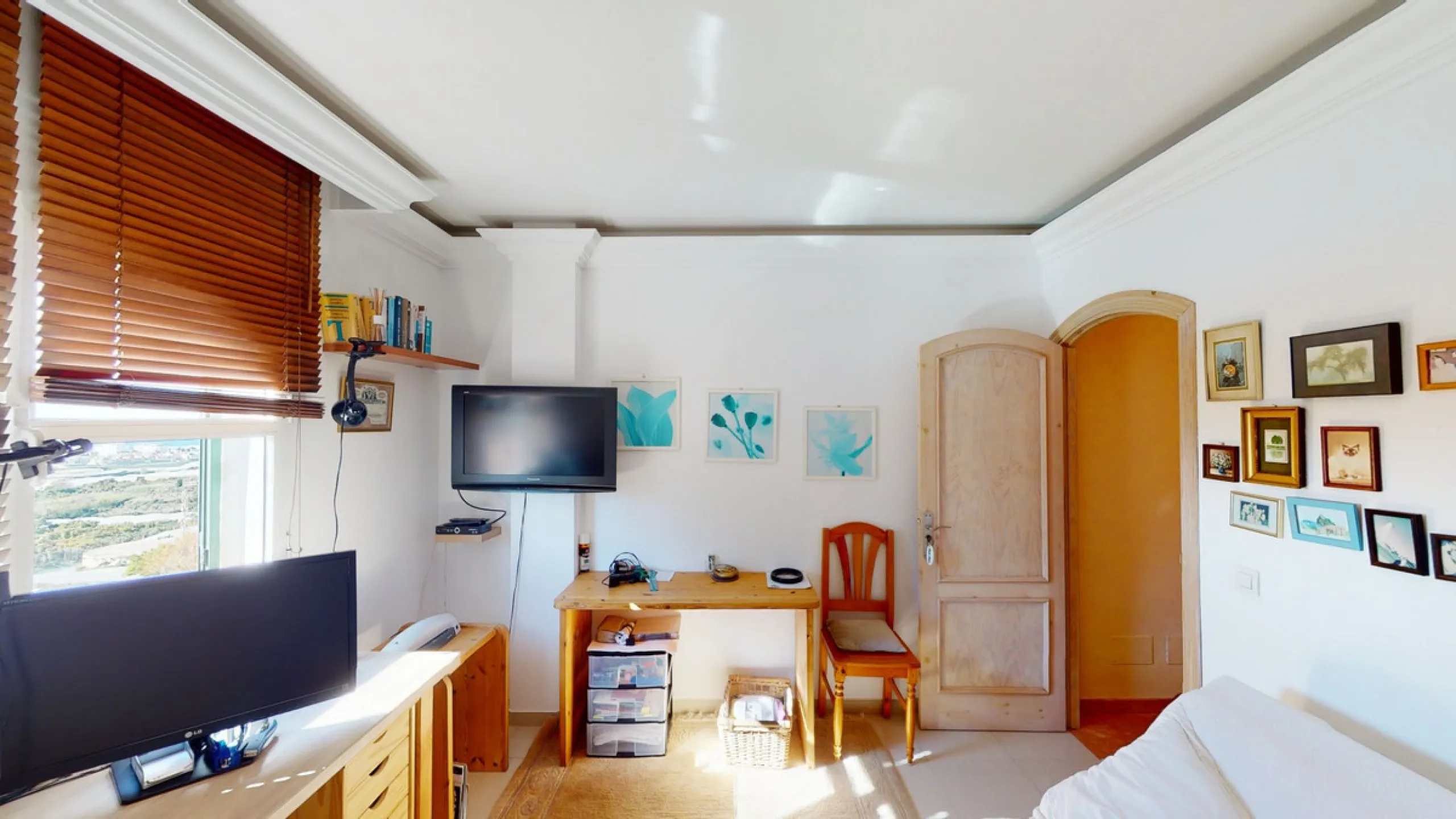 Have you always dreamed of a large, stately home with space for the whole family? Then we have the perfect property for you. This villa of about 500m2 is divided into two semi-detached houses. Two residential units with their own entrances and five levels