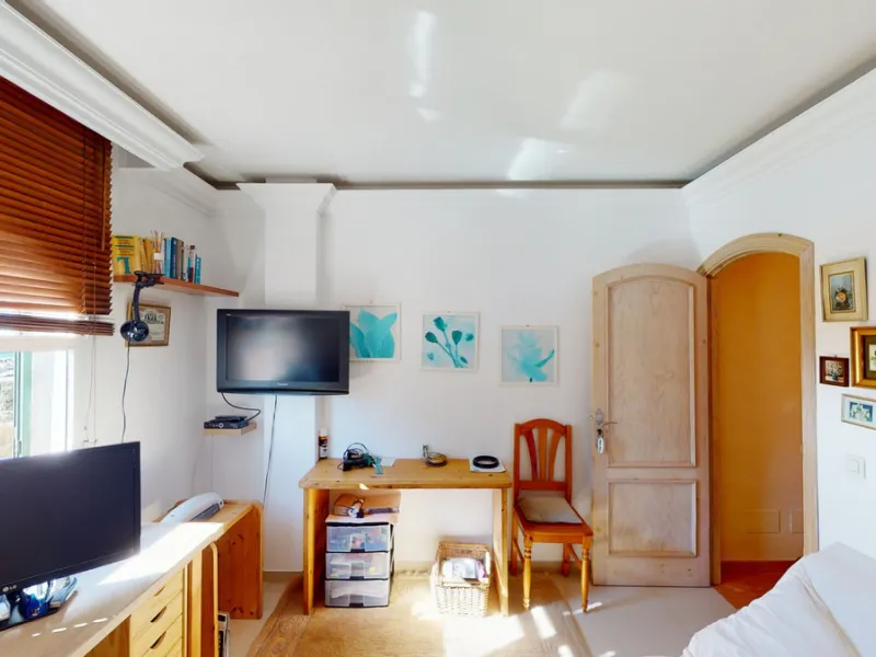 Have you always dreamed of a large, stately home with space for the whole family? Then we have the perfect property for you. This villa of about 500m2 is divided into two semi-detached houses. Two residential units with their own entrances and five levels