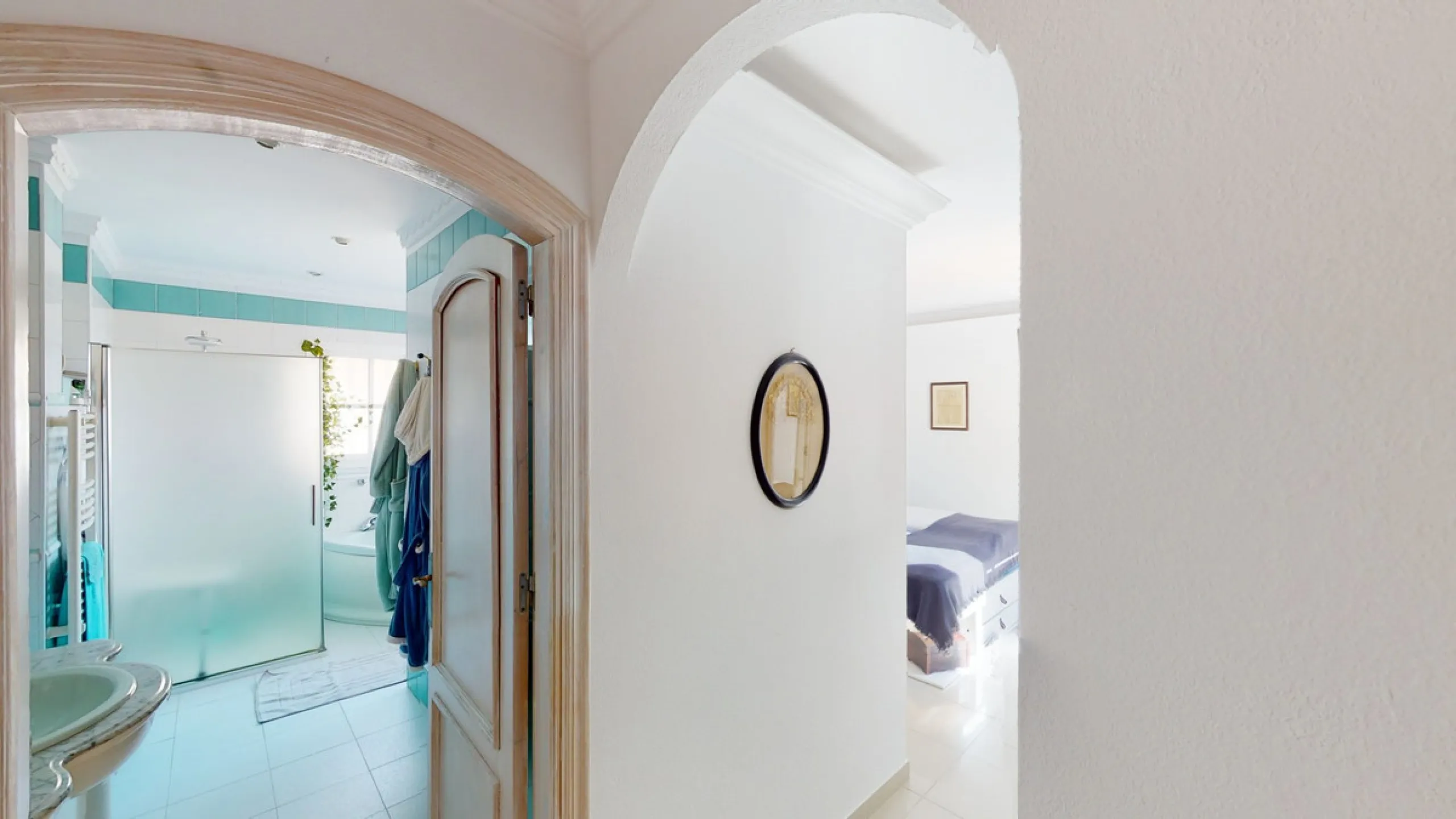 Have you always dreamed of a large, stately home with space for the whole family? Then we have the perfect property for you. This villa of about 500m2 is divided into two semi-detached houses. Two residential units with their own entrances and five levels