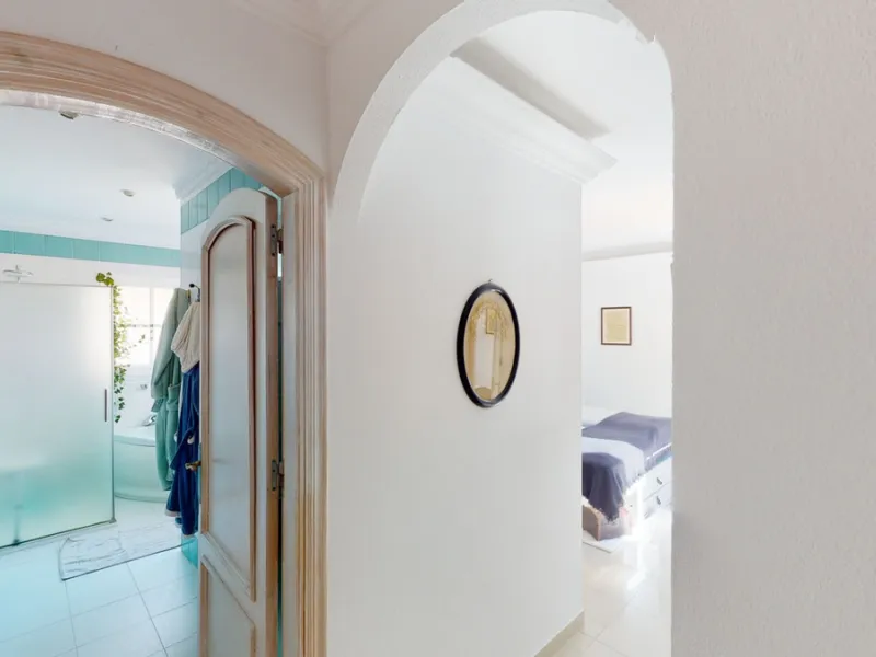 Have you always dreamed of a large, stately home with space for the whole family? Then we have the perfect property for you. This villa of about 500m2 is divided into two semi-detached houses. Two residential units with their own entrances and five levels