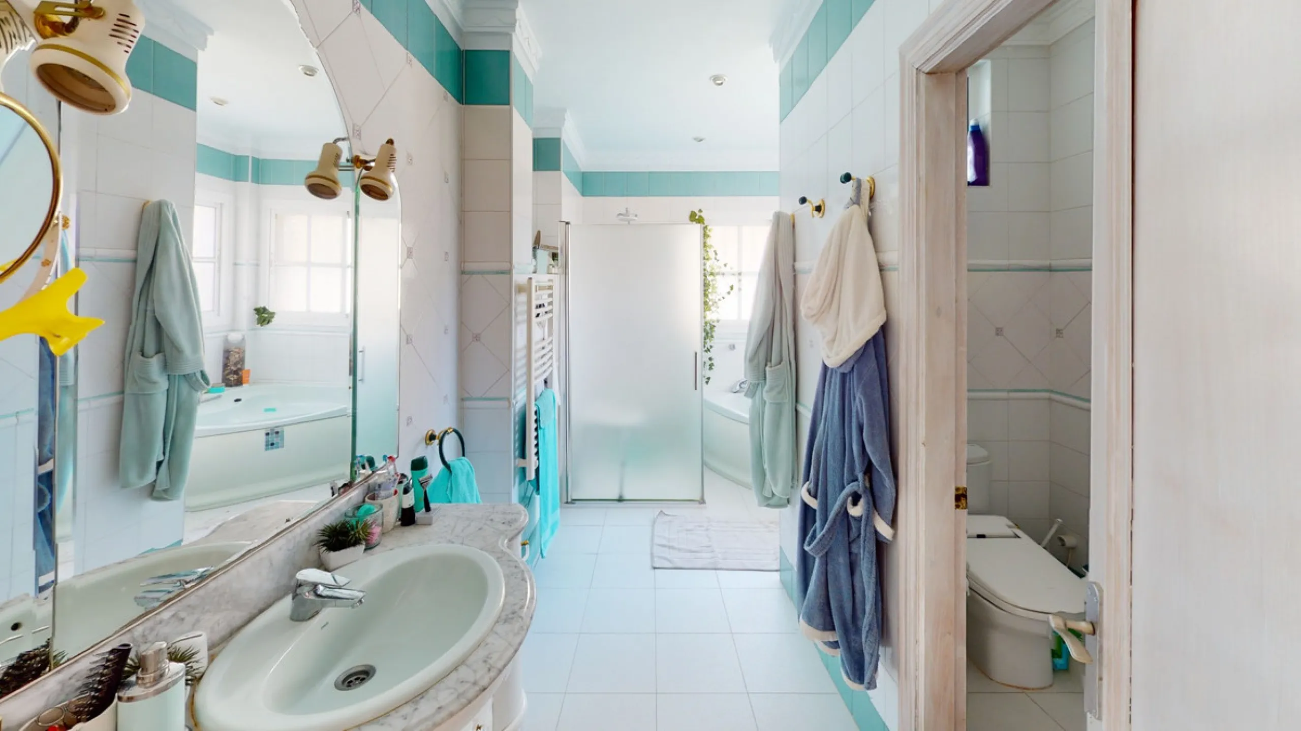 Have you always dreamed of a large, stately home with space for the whole family? Then we have the perfect property for you. This villa of about 500m2 is divided into two semi-detached houses. Two residential units with their own entrances and five levels