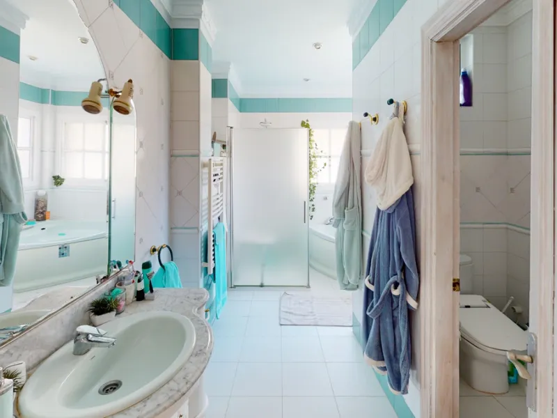 Have you always dreamed of a large, stately home with space for the whole family? Then we have the perfect property for you. This villa of about 500m2 is divided into two semi-detached houses. Two residential units with their own entrances and five levels