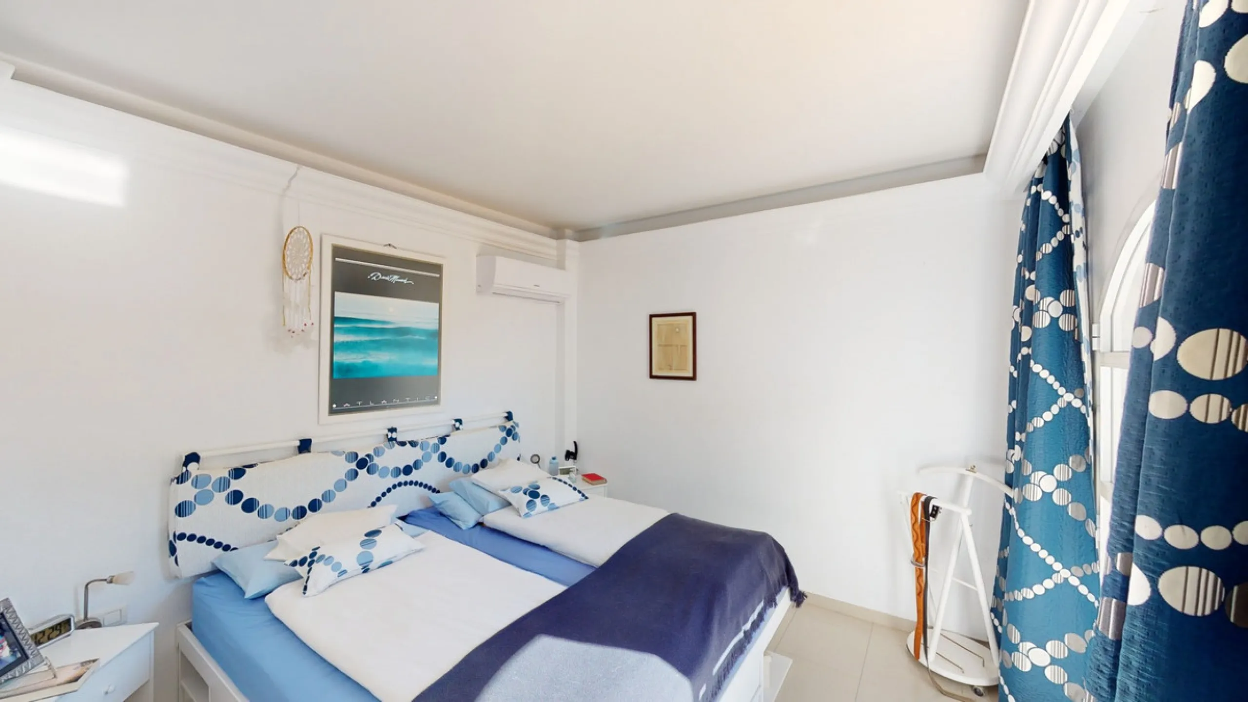 Have you always dreamed of a large, stately home with space for the whole family? Then we have the perfect property for you. This villa of about 500m2 is divided into two semi-detached houses. Two residential units with their own entrances and five levels