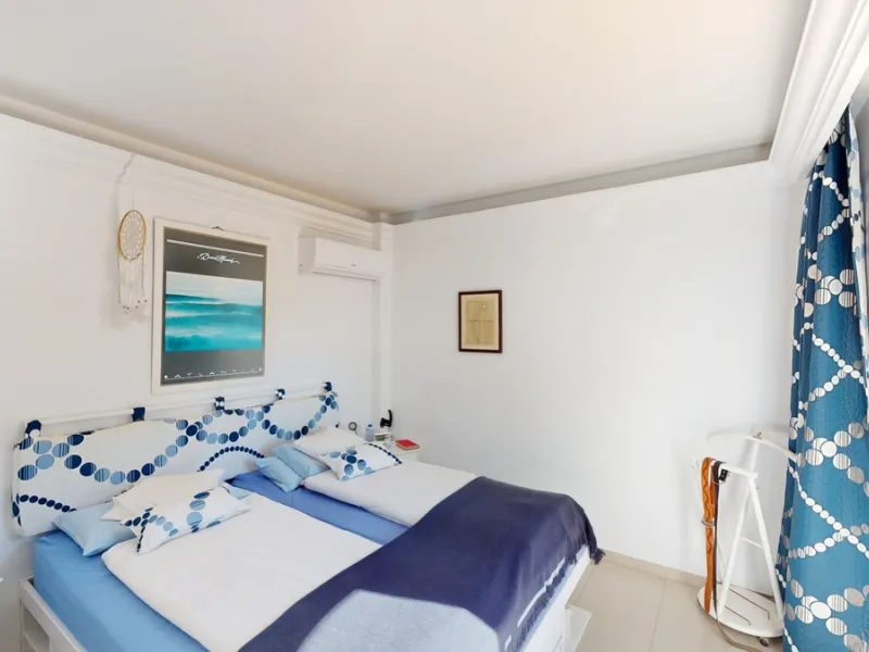 Have you always dreamed of a large, stately home with space for the whole family? Then we have the perfect property for you. This villa of about 500m2 is divided into two semi-detached houses. Two residential units with their own entrances and five levels