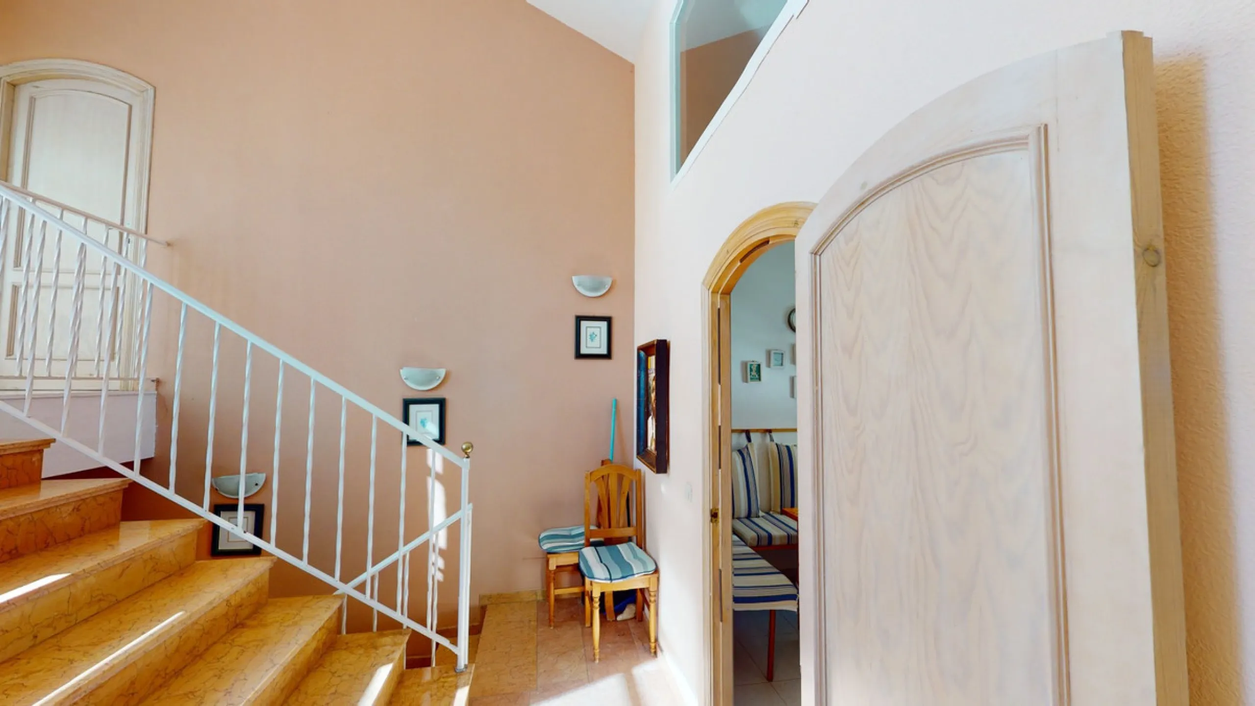 Have you always dreamed of a large, stately home with space for the whole family? Then we have the perfect property for you. This villa of about 500m2 is divided into two semi-detached houses. Two residential units with their own entrances and five levels
