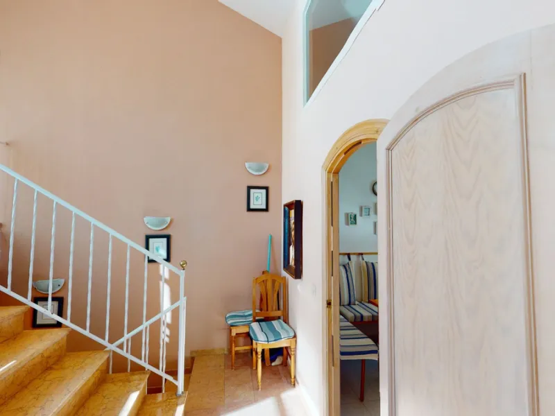 Have you always dreamed of a large, stately home with space for the whole family? Then we have the perfect property for you. This villa of about 500m2 is divided into two semi-detached houses. Two residential units with their own entrances and five levels