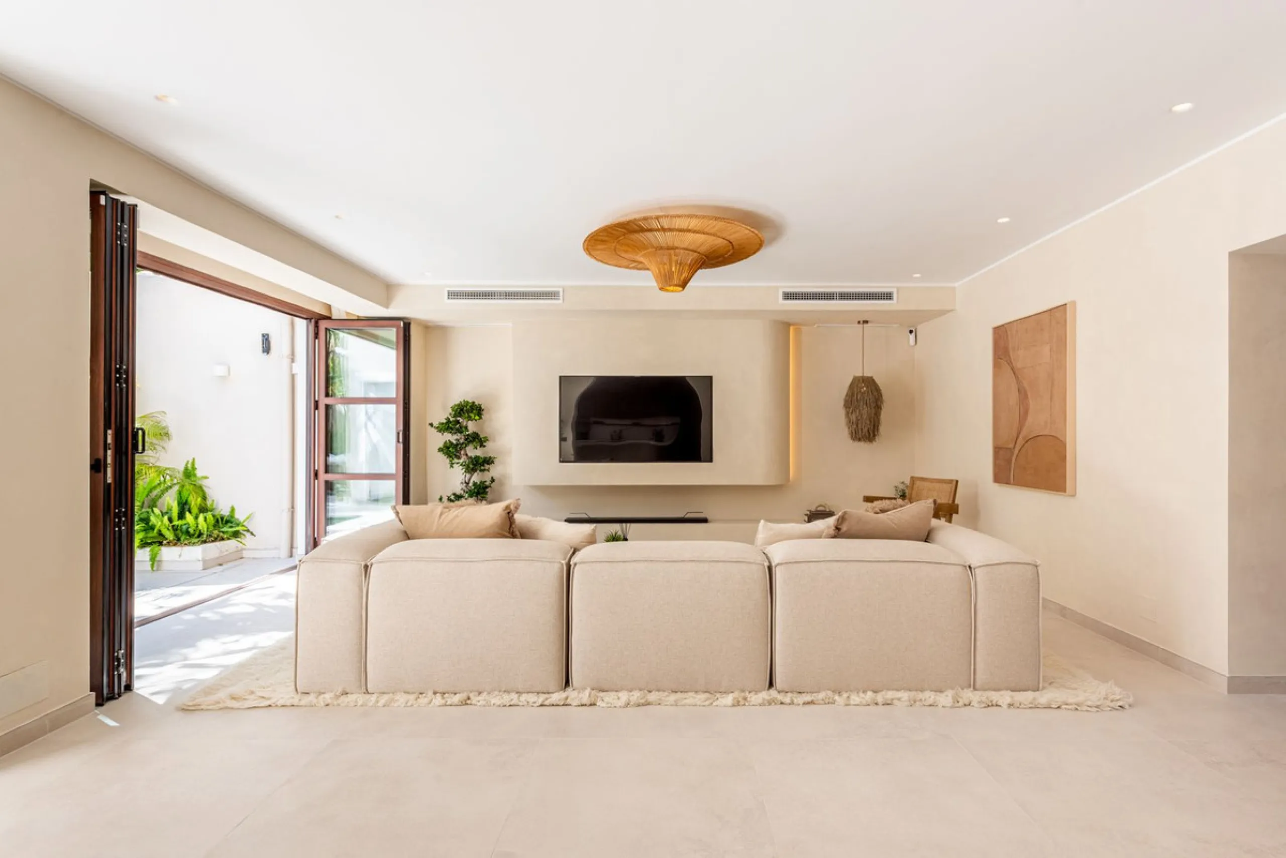 A fully renovated and exceptional townhouse located in the charming and highly sought-after community of La Virginia, on Marbella's prestigious Golden Mile.