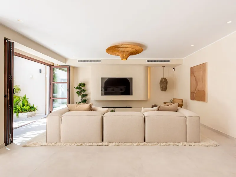 A fully renovated and exceptional townhouse located in the charming and highly sought-after community of La Virginia, on Marbella's prestigious Golden Mile.