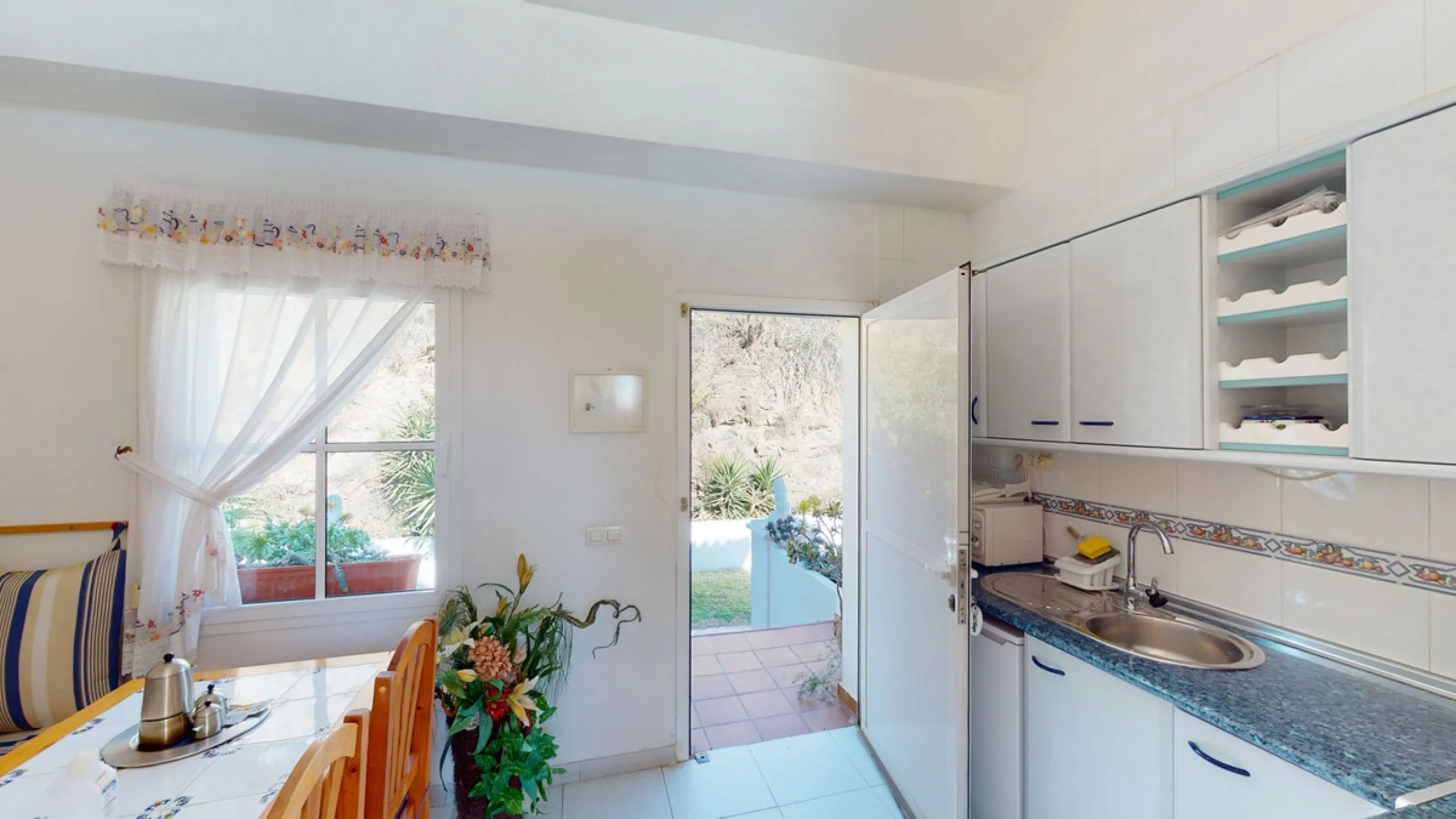 Have you always dreamed of a large, stately home with space for the whole family? Then we have the perfect property for you. This villa of about 500m2 is divided into two semi-detached houses. Two residential units with their own entrances and five levels