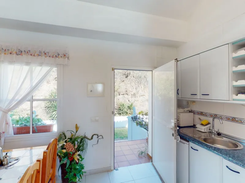 Have you always dreamed of a large, stately home with space for the whole family? Then we have the perfect property for you. This villa of about 500m2 is divided into two semi-detached houses. Two residential units with their own entrances and five levels