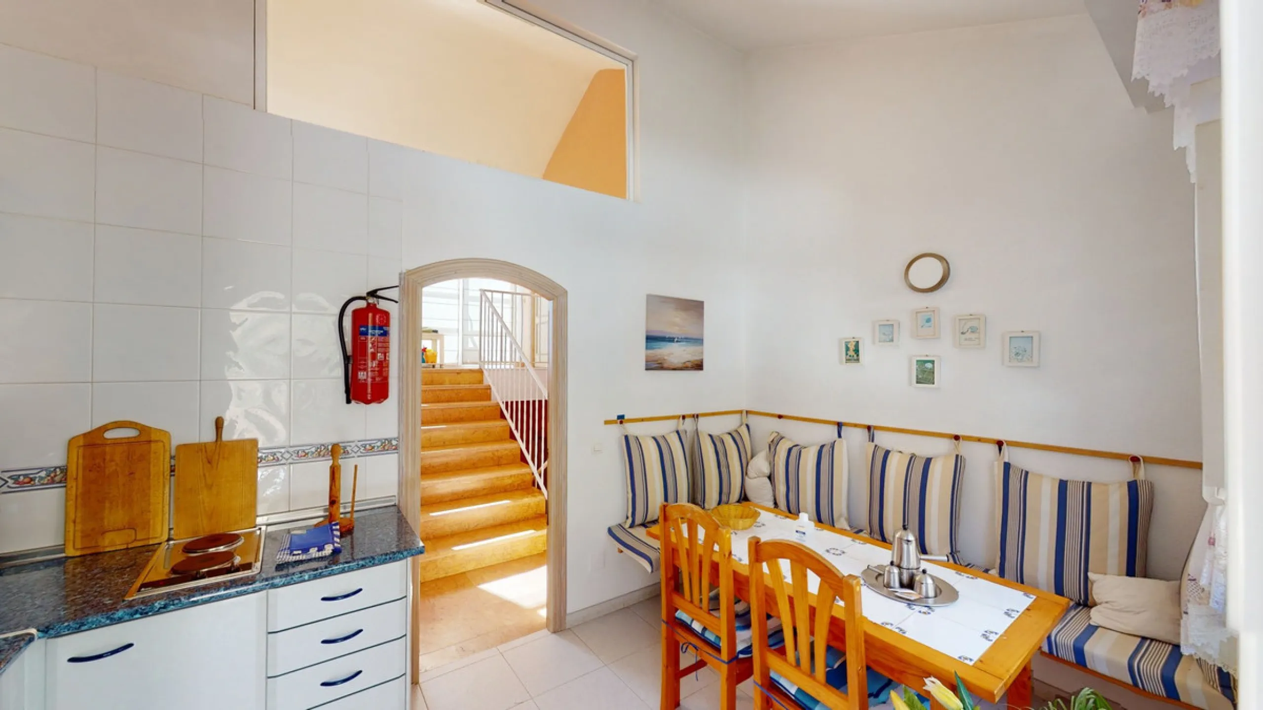 Have you always dreamed of a large, stately home with space for the whole family? Then we have the perfect property for you. This villa of about 500m2 is divided into two semi-detached houses. Two residential units with their own entrances and five levels