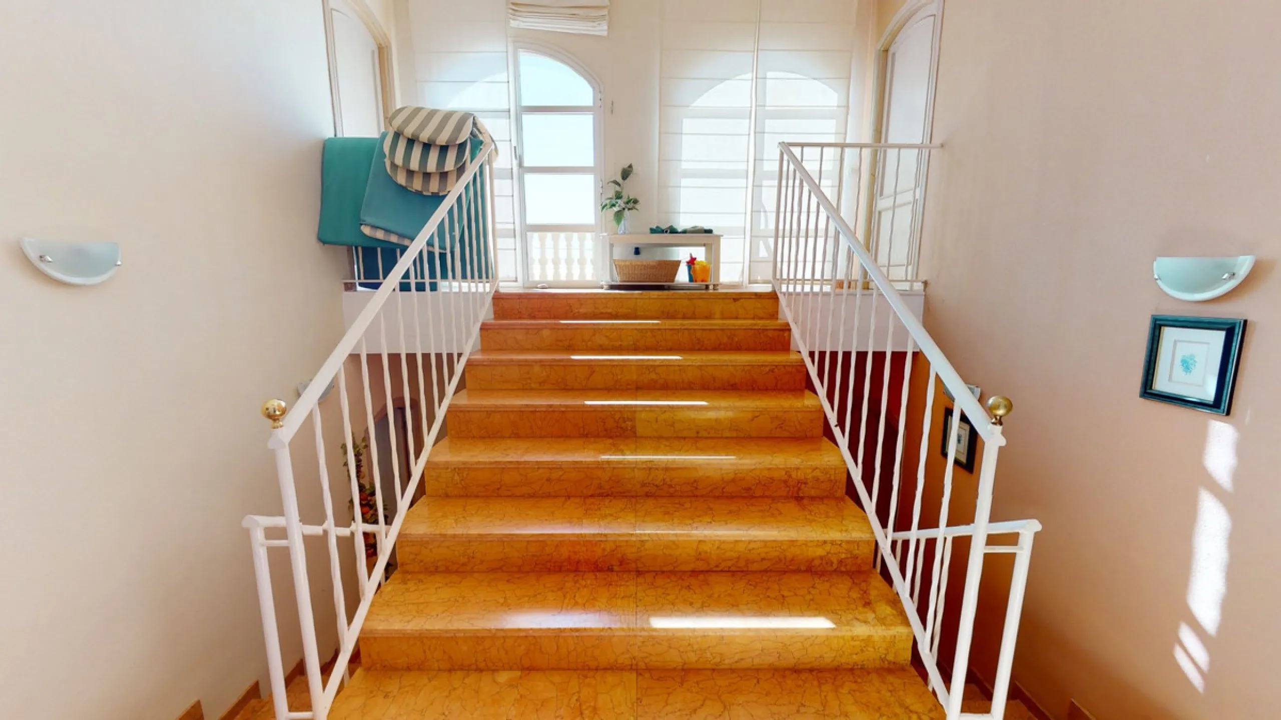 Have you always dreamed of a large, stately home with space for the whole family? Then we have the perfect property for you. This villa of about 500m2 is divided into two semi-detached houses. Two residential units with their own entrances and five levels