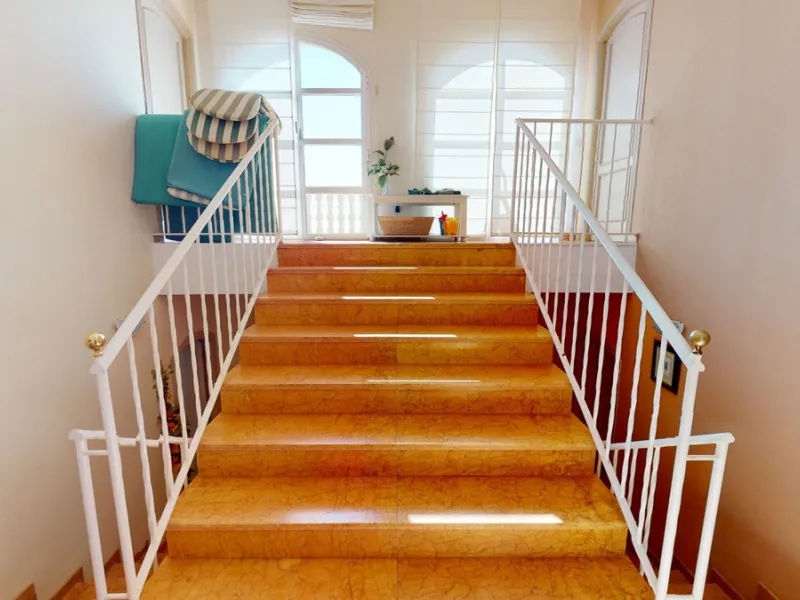 Have you always dreamed of a large, stately home with space for the whole family? Then we have the perfect property for you. This villa of about 500m2 is divided into two semi-detached houses. Two residential units with their own entrances and five levels