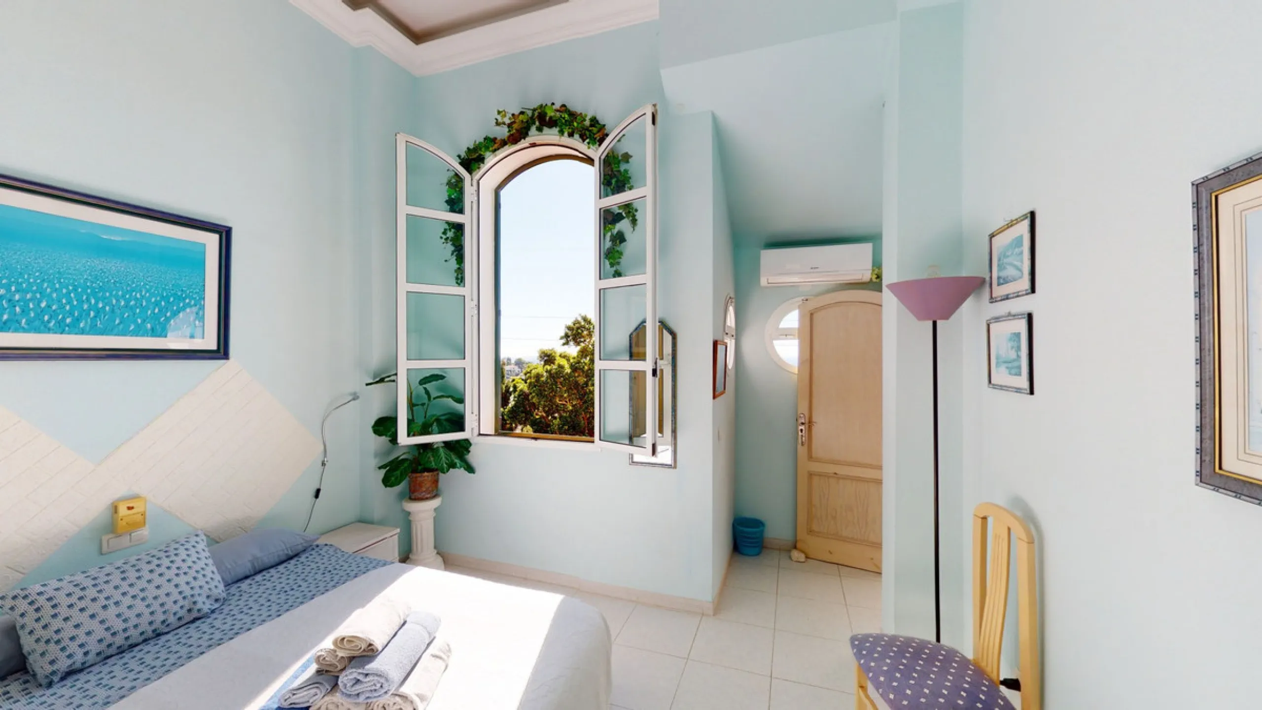 Have you always dreamed of a large, stately home with space for the whole family? Then we have the perfect property for you. This villa of about 500m2 is divided into two semi-detached houses. Two residential units with their own entrances and five levels