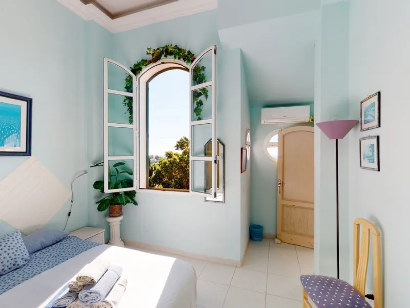 Have you always dreamed of a large, stately home with space for the whole family? Then we have the perfect property for you. This villa of about 500m2 is divided into two semi-detached houses. Two residential units with their own entrances and five levels