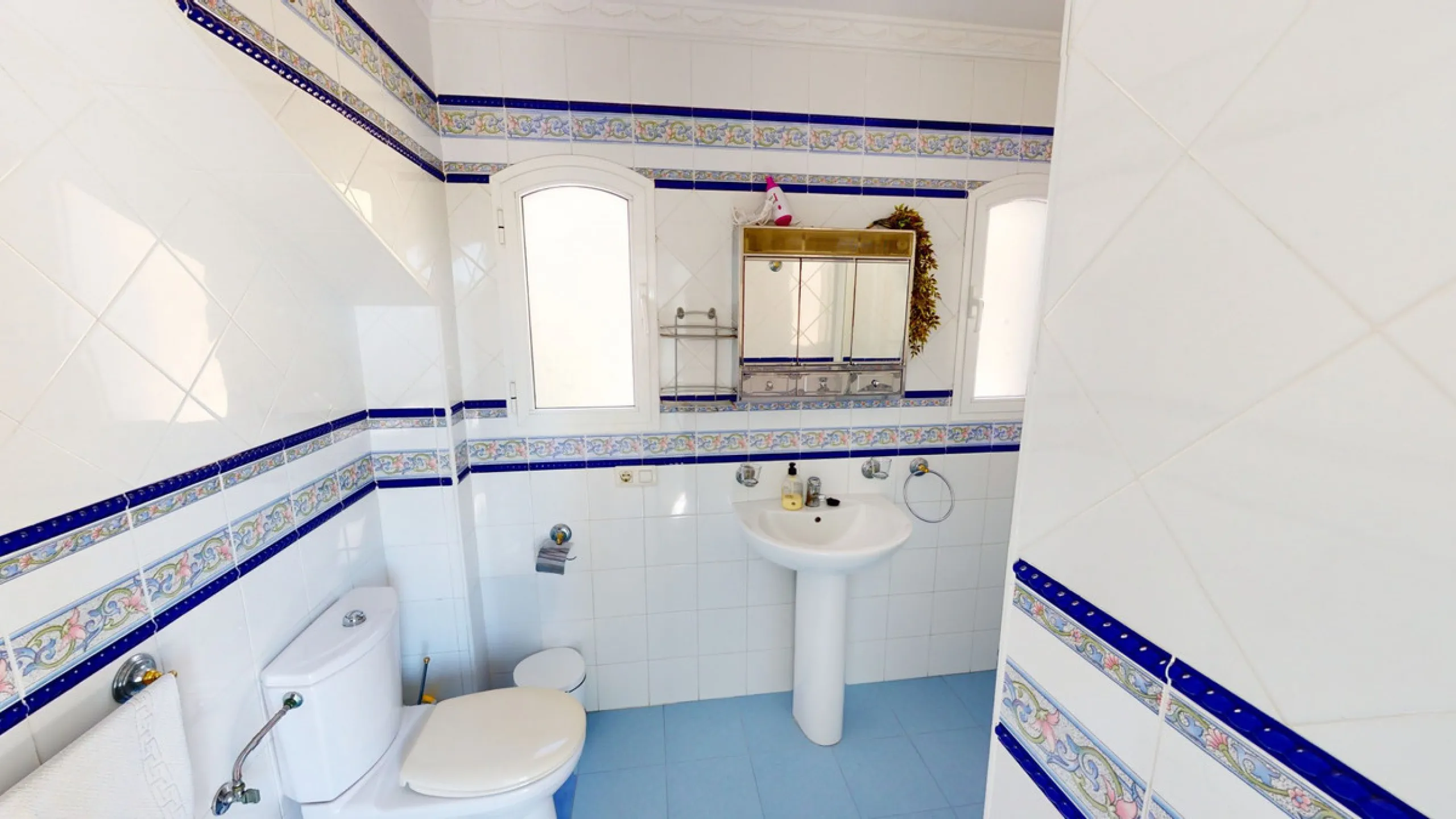 Have you always dreamed of a large, stately home with space for the whole family? Then we have the perfect property for you. This villa of about 500m2 is divided into two semi-detached houses. Two residential units with their own entrances and five levels