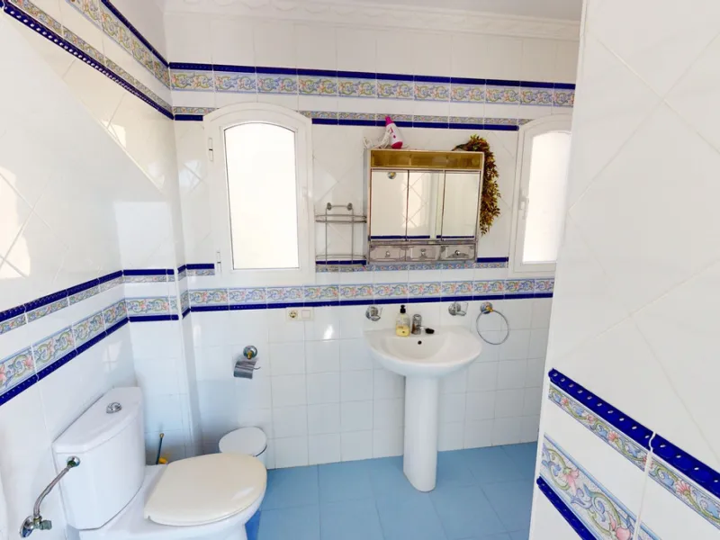 Have you always dreamed of a large, stately home with space for the whole family? Then we have the perfect property for you. This villa of about 500m2 is divided into two semi-detached houses. Two residential units with their own entrances and five levels