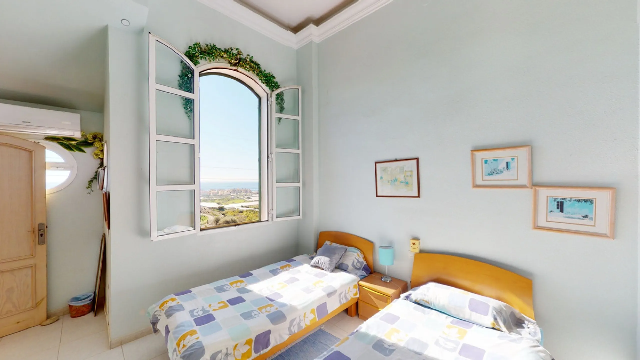 Have you always dreamed of a large, stately home with space for the whole family? Then we have the perfect property for you. This villa of about 500m2 is divided into two semi-detached houses. Two residential units with their own entrances and five levels