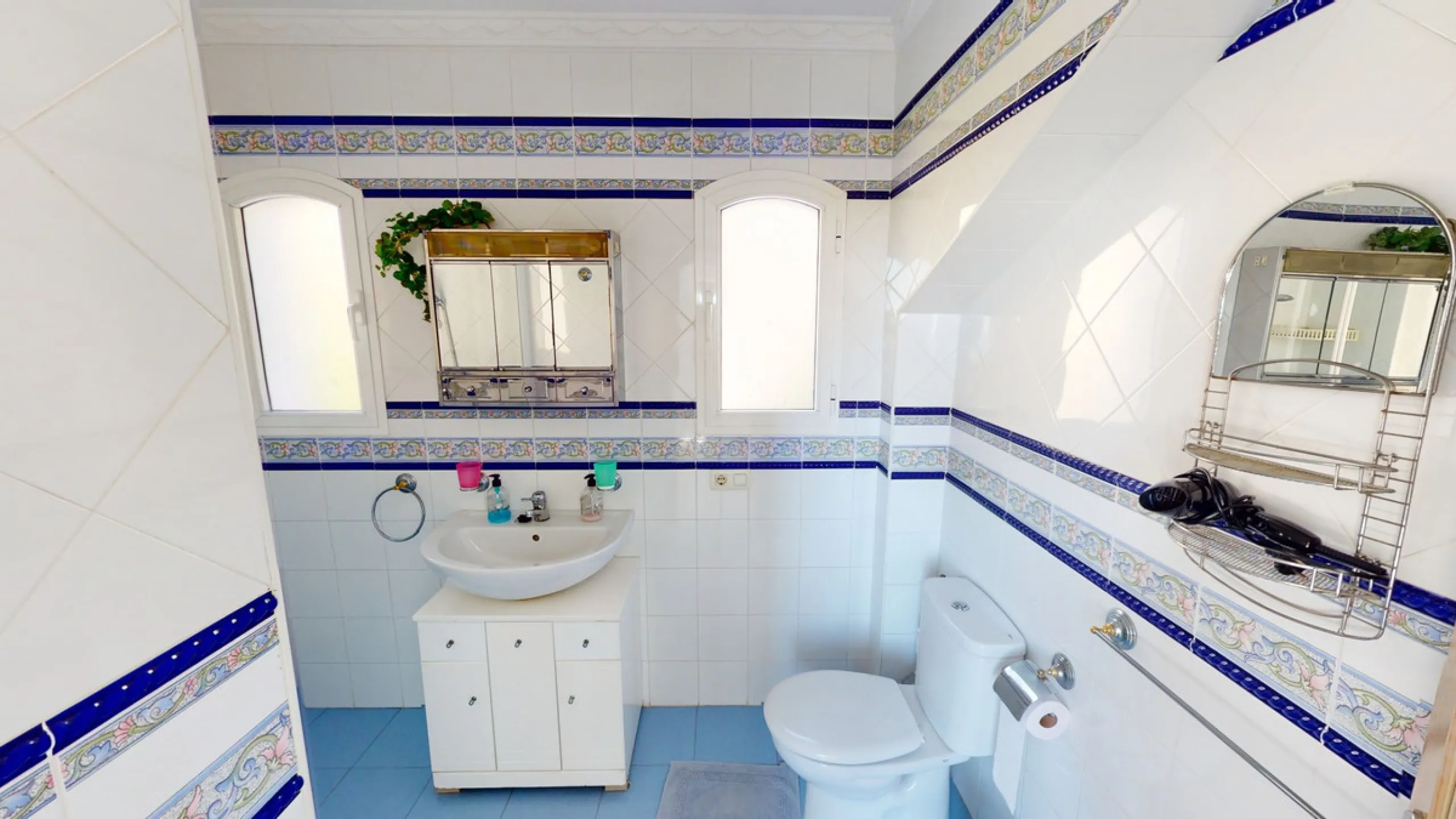Have you always dreamed of a large, stately home with space for the whole family? Then we have the perfect property for you. This villa of about 500m2 is divided into two semi-detached houses. Two residential units with their own entrances and five levels