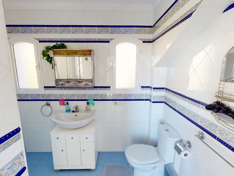 Have you always dreamed of a large, stately home with space for the whole family? Then we have the perfect property for you. This villa of about 500m2 is divided into two semi-detached houses. Two residential units with their own entrances and five levels