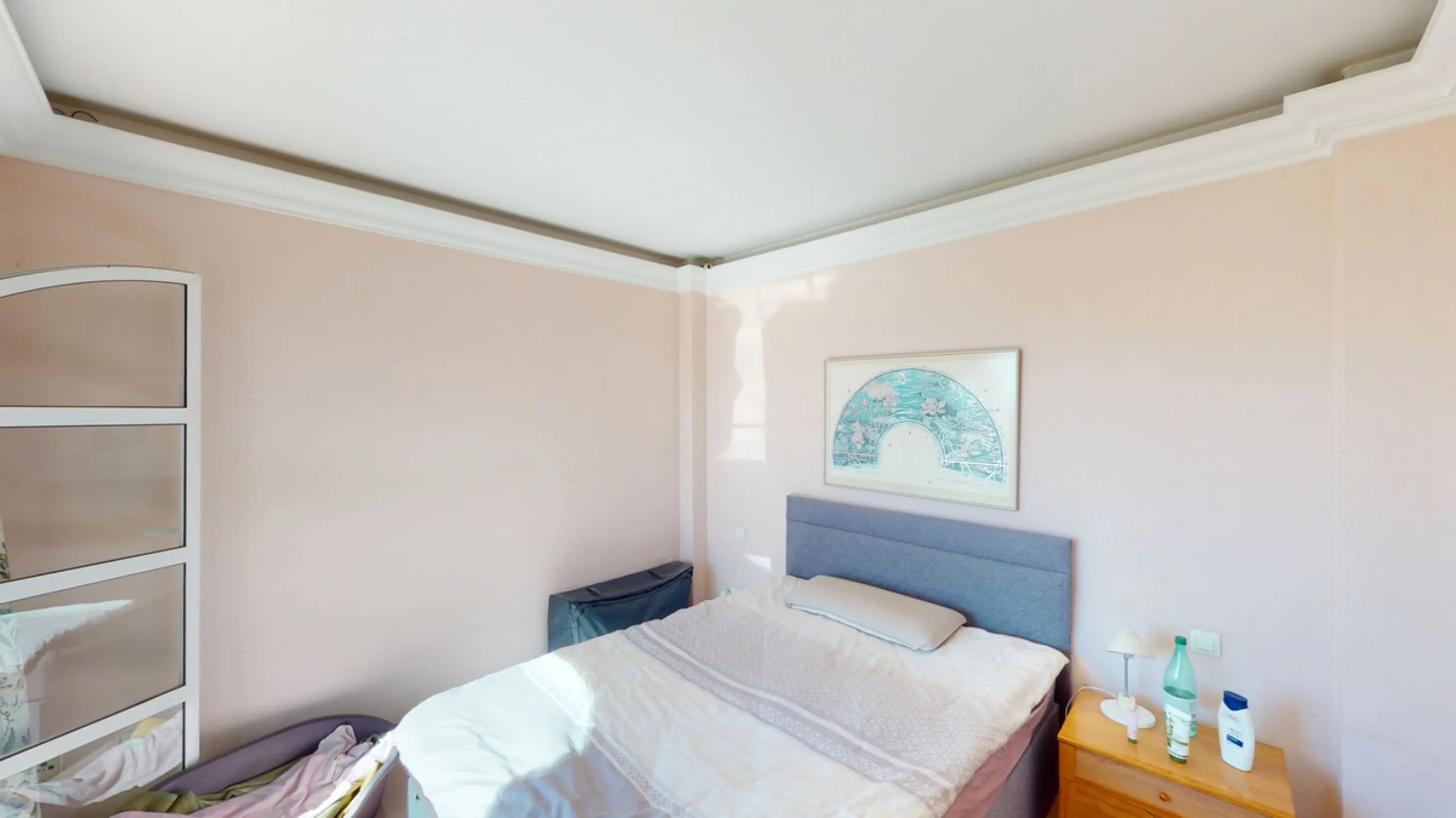 Have you always dreamed of a large, stately home with space for the whole family? Then we have the perfect property for you. This villa of about 500m2 is divided into two semi-detached houses. Two residential units with their own entrances and five levels