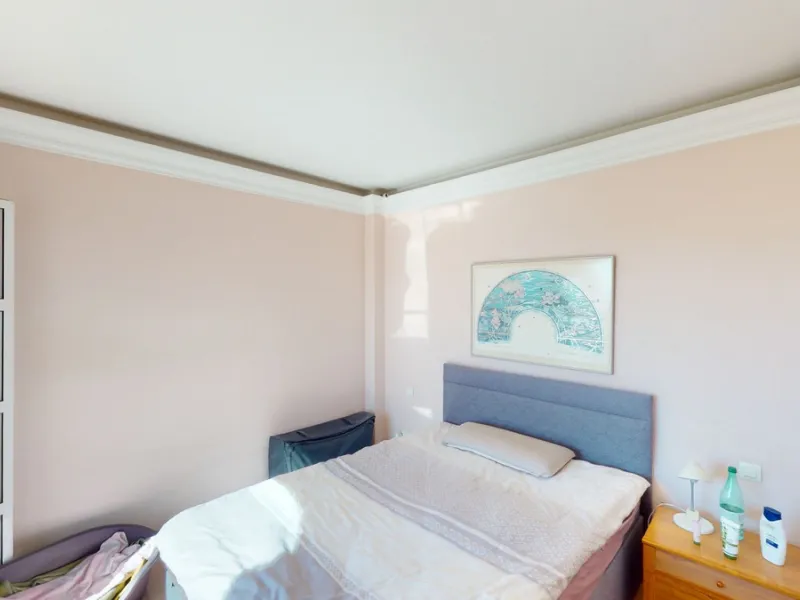 Have you always dreamed of a large, stately home with space for the whole family? Then we have the perfect property for you. This villa of about 500m2 is divided into two semi-detached houses. Two residential units with their own entrances and five levels
