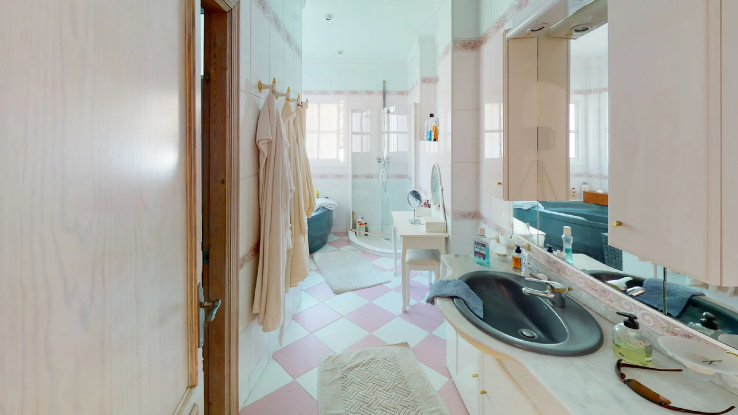 Have you always dreamed of a large, stately home with space for the whole family? Then we have the perfect property for you. This villa of about 500m2 is divided into two semi-detached houses. Two residential units with their own entrances and five levels
