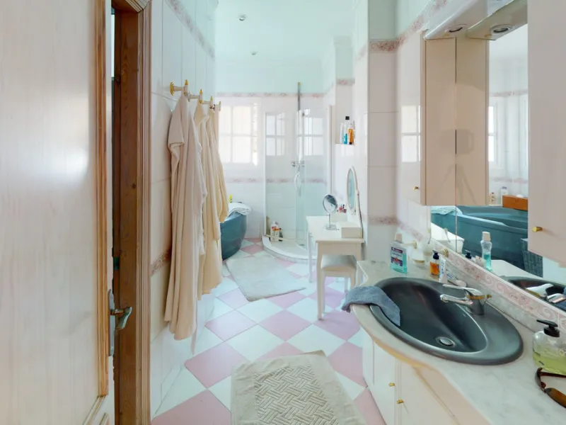 Have you always dreamed of a large, stately home with space for the whole family? Then we have the perfect property for you. This villa of about 500m2 is divided into two semi-detached houses. Two residential units with their own entrances and five levels
