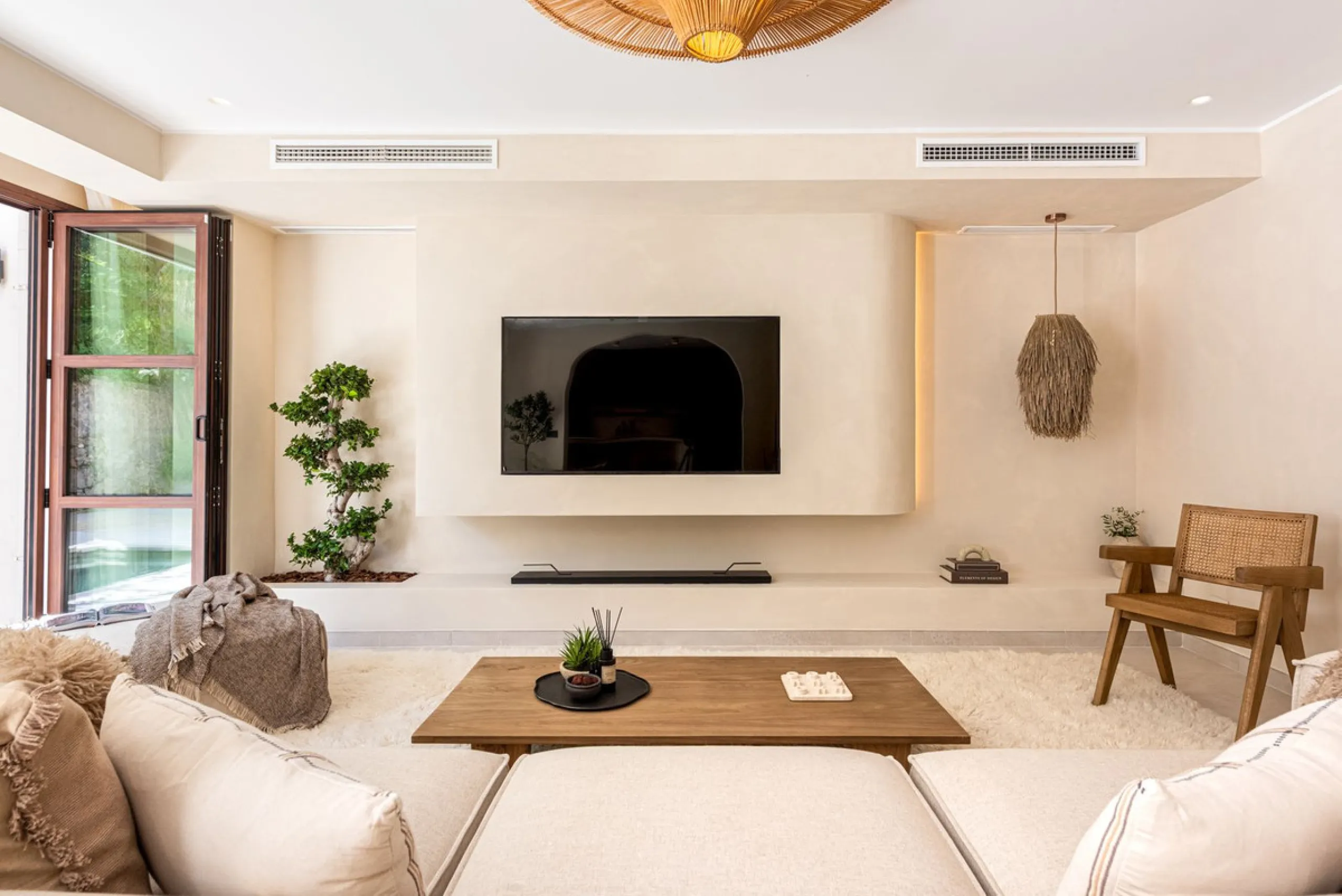 A fully renovated and exceptional townhouse located in the charming and highly sought-after community of La Virginia, on Marbella's prestigious Golden Mile.