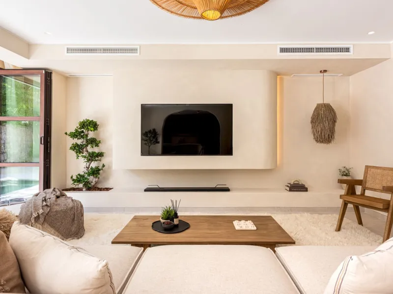 A fully renovated and exceptional townhouse located in the charming and highly sought-after community of La Virginia, on Marbella's prestigious Golden Mile.