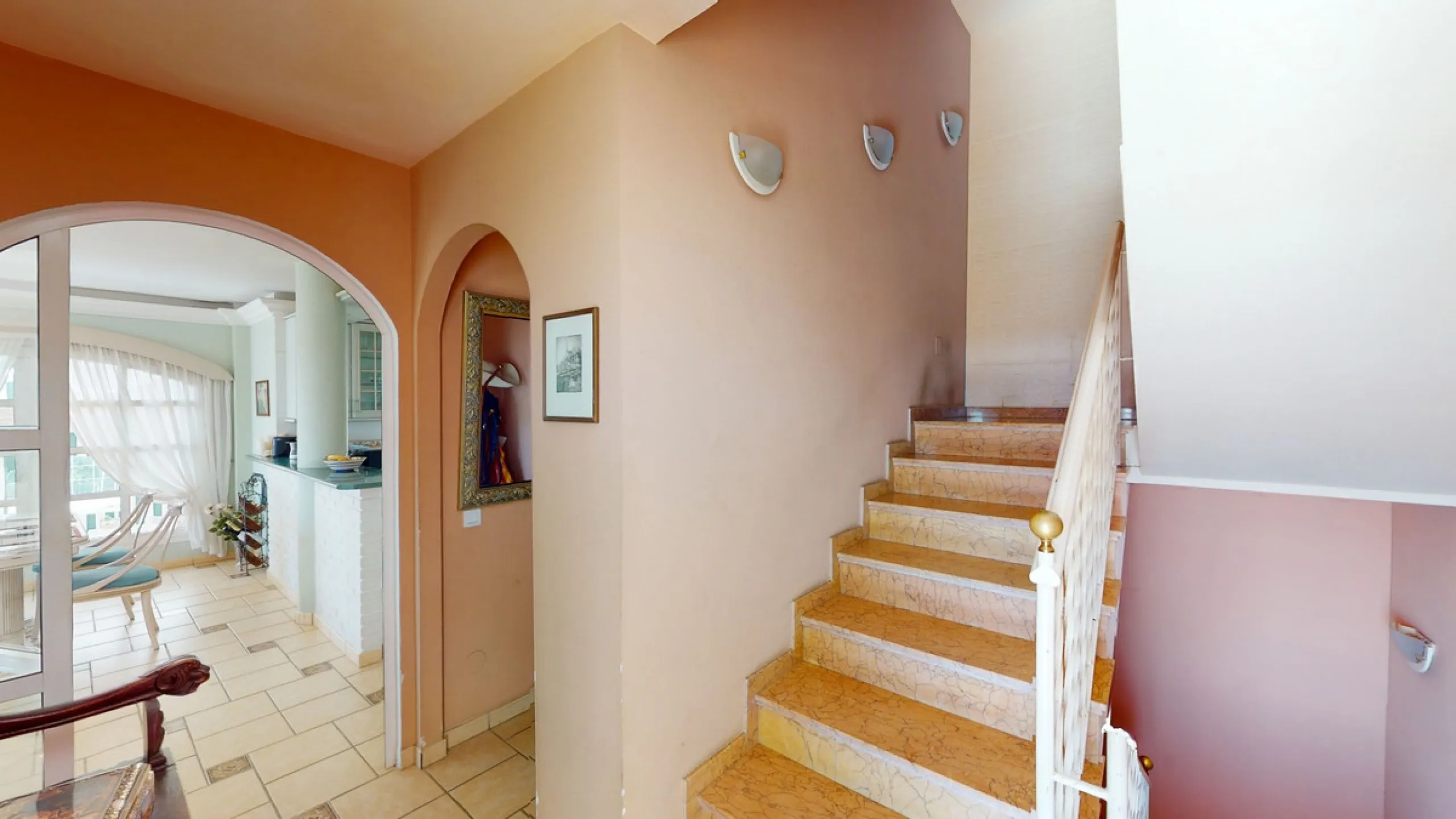Have you always dreamed of a large, stately home with space for the whole family? Then we have the perfect property for you. This villa of about 500m2 is divided into two semi-detached houses. Two residential units with their own entrances and five levels