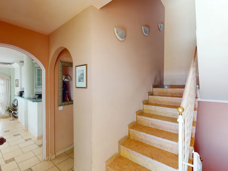Have you always dreamed of a large, stately home with space for the whole family? Then we have the perfect property for you. This villa of about 500m2 is divided into two semi-detached houses. Two residential units with their own entrances and five levels
