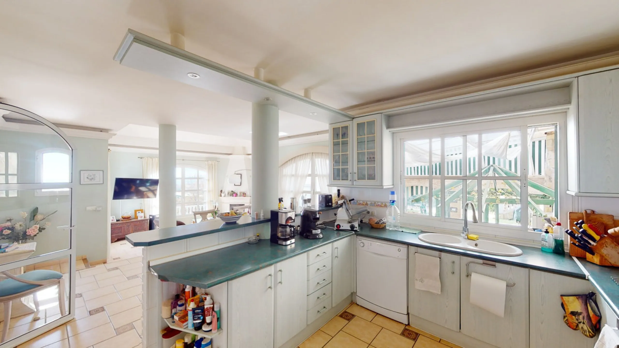 Have you always dreamed of a large, stately home with space for the whole family? Then we have the perfect property for you. This villa of about 500m2 is divided into two semi-detached houses. Two residential units with their own entrances and five levels