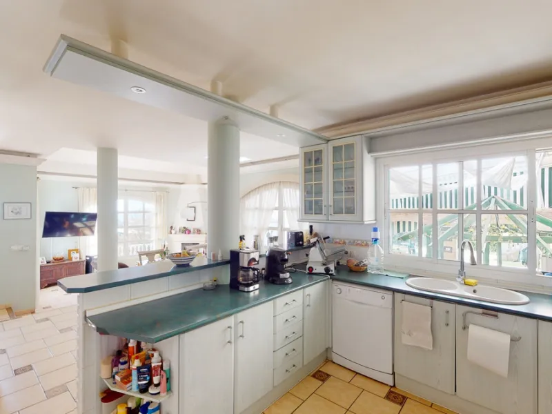 Have you always dreamed of a large, stately home with space for the whole family? Then we have the perfect property for you. This villa of about 500m2 is divided into two semi-detached houses. Two residential units with their own entrances and five levels
