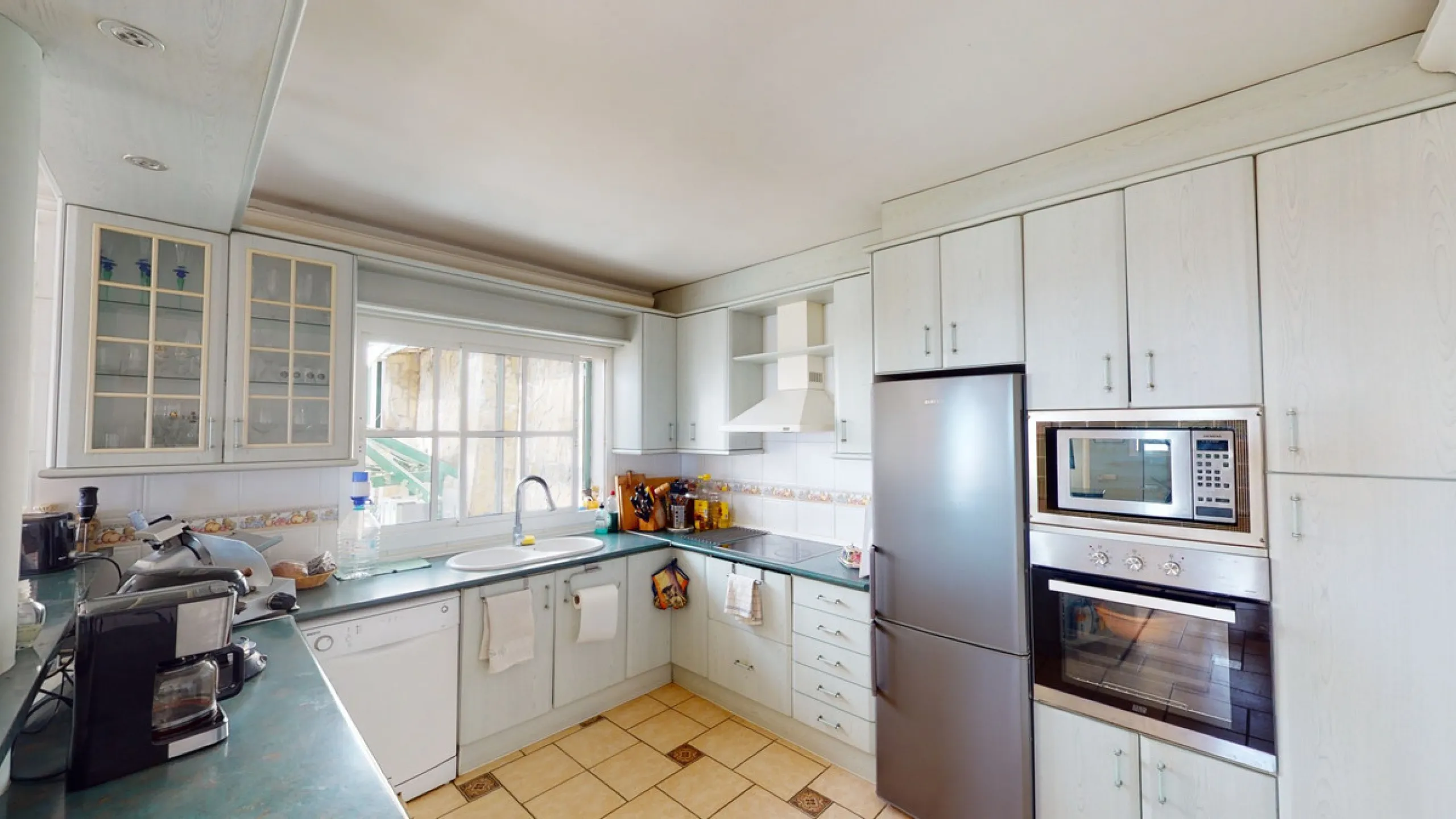 Have you always dreamed of a large, stately home with space for the whole family? Then we have the perfect property for you. This villa of about 500m2 is divided into two semi-detached houses. Two residential units with their own entrances and five levels