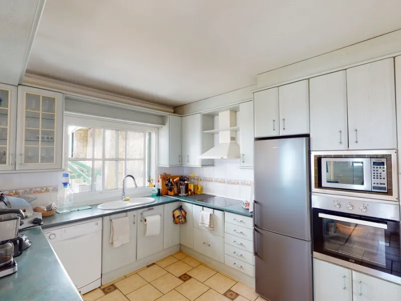 Have you always dreamed of a large, stately home with space for the whole family? Then we have the perfect property for you. This villa of about 500m2 is divided into two semi-detached houses. Two residential units with their own entrances and five levels