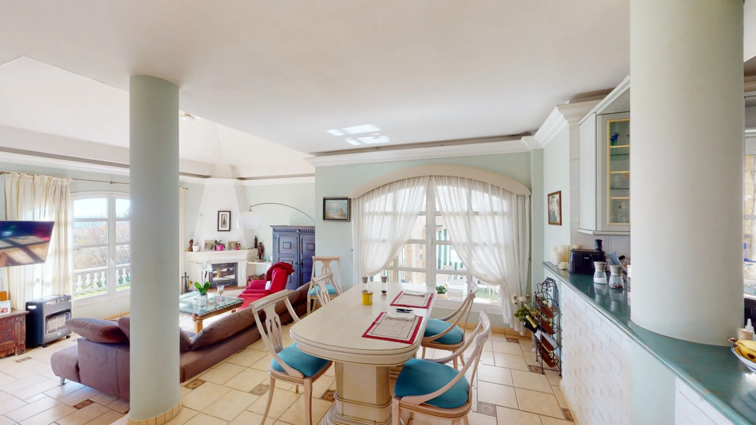 Have you always dreamed of a large, stately home with space for the whole family? Then we have the perfect property for you. This villa of about 500m2 is divided into two semi-detached houses. Two residential units with their own entrances and five levels