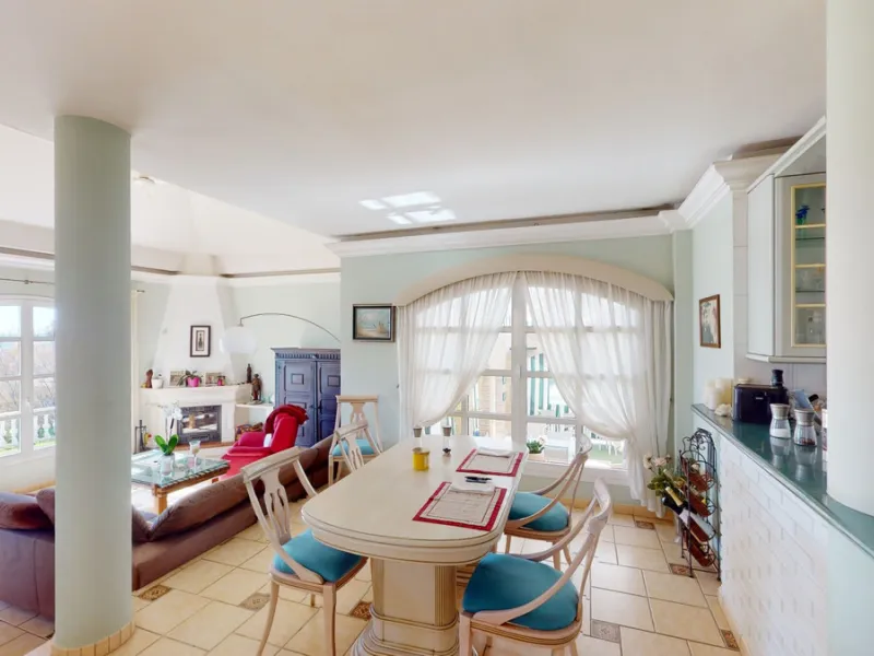 Have you always dreamed of a large, stately home with space for the whole family? Then we have the perfect property for you. This villa of about 500m2 is divided into two semi-detached houses. Two residential units with their own entrances and five levels