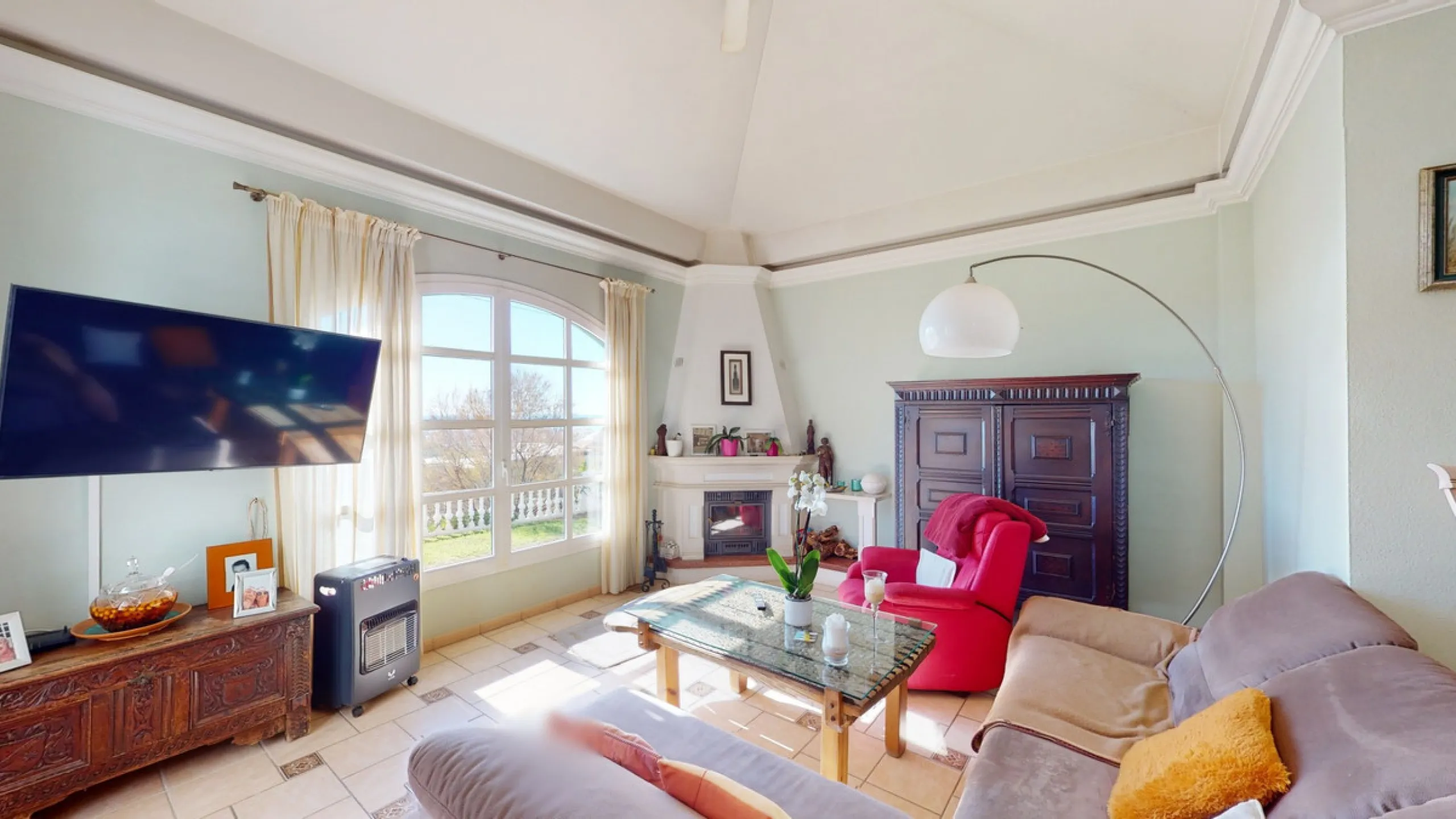 Have you always dreamed of a large, stately home with space for the whole family? Then we have the perfect property for you. This villa of about 500m2 is divided into two semi-detached houses. Two residential units with their own entrances and five levels